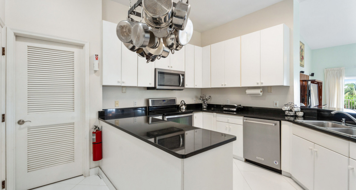 Britannia #630 | Seven Mile Corridor - Spacious Canal Front Living - Image 4