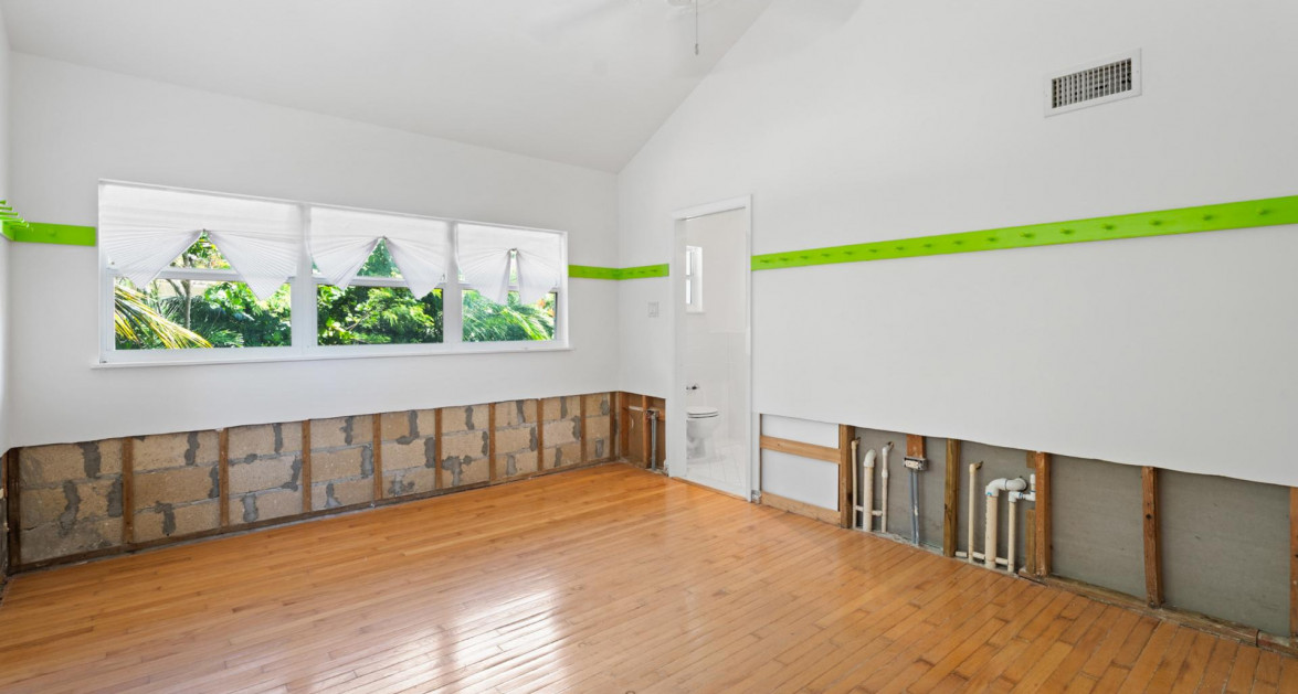 BY THE SEA #7 | SOUTH SOUND – OCEANFRONT END UNIT WITH RENOVATION REQUIRED - Image 14