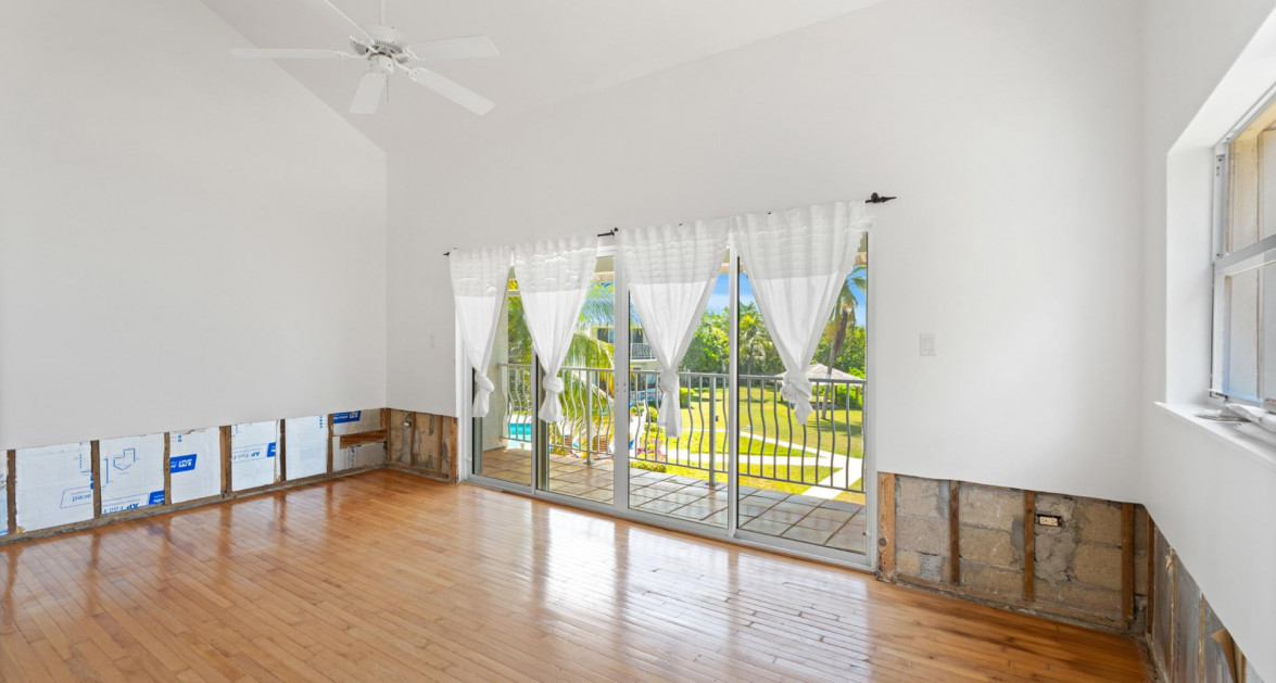 BY THE SEA #7 | SOUTH SOUND – OCEANFRONT END UNIT WITH RENOVATION REQUIRED - Image 6
