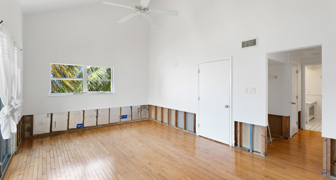 BY THE SEA #7 | SOUTH SOUND – OCEANFRONT END UNIT WITH RENOVATION REQUIRED - Image 7
