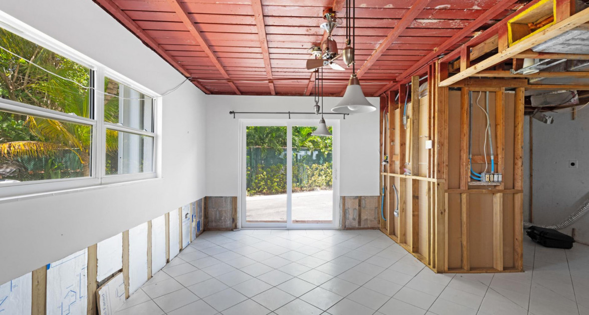BY THE SEA #7 | SOUTH SOUND – OCEANFRONT END UNIT WITH RENOVATION REQUIRED - Image 18