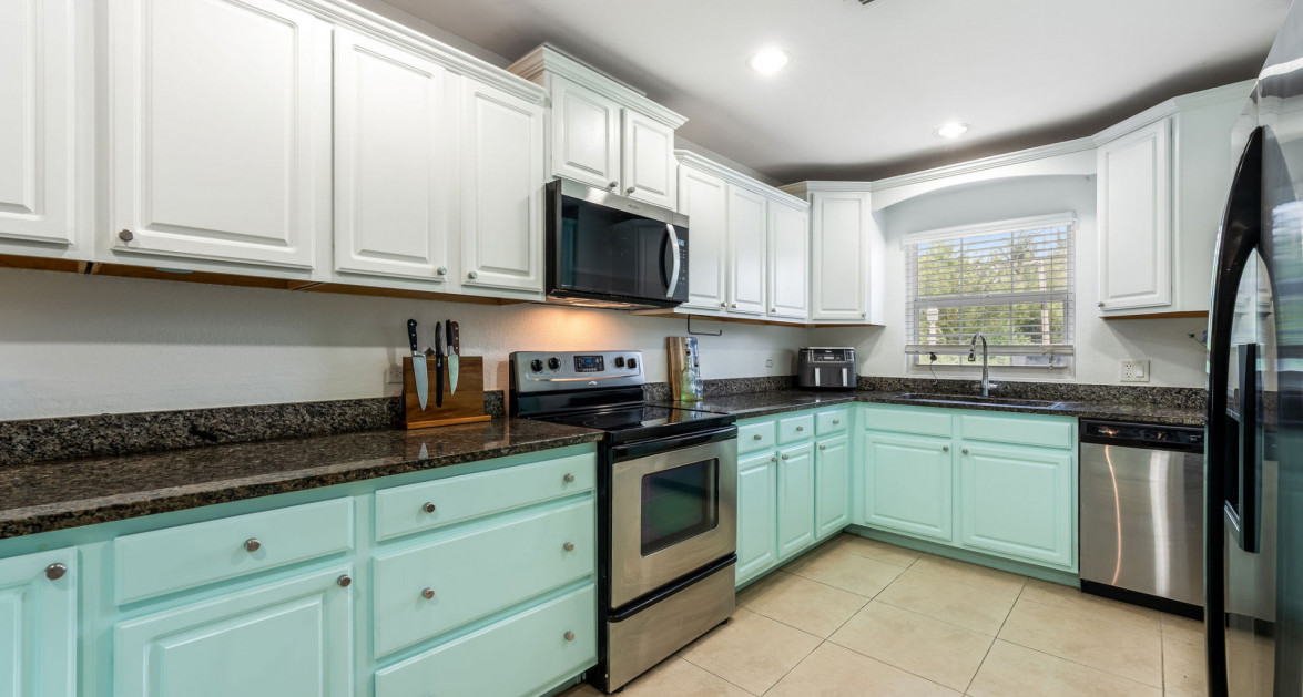 Canal Front Large 2 bed 2.5 bath Townhome in Omega Bay with Dock Space - Image 2