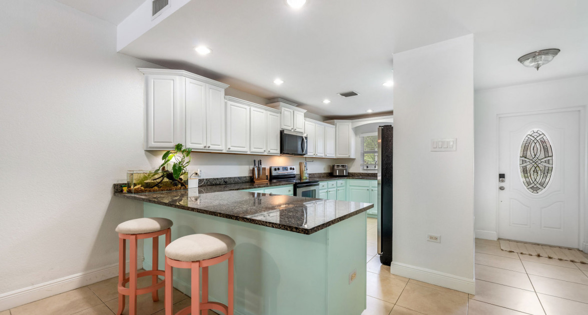 Canal Front Large 2 bed 2.5 bath Townhome in Omega Bay with Dock Space - Image 3
