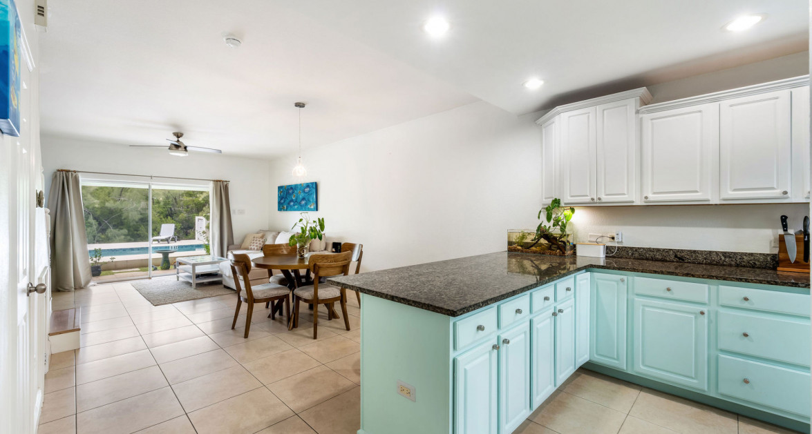 Canal Front Large 2 bed 2.5 bath Townhome in Omega Bay with Dock Space - Image 1