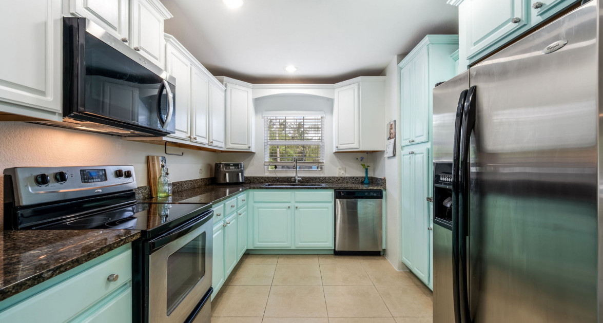 Canal Front Large 2 bed 2.5 bath Townhome in Omega Bay with Dock Space - Image 4