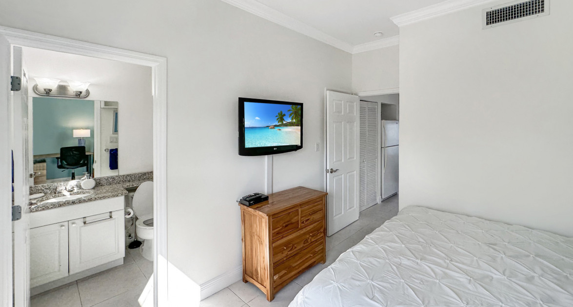 Careenage 1 Bdrm Waterfront Condo - Image 8