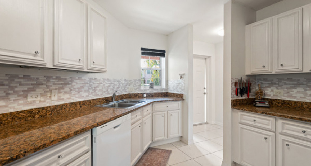 CAYMAN CROSSING UNIT #27 SOUTH SOUND - Image 8