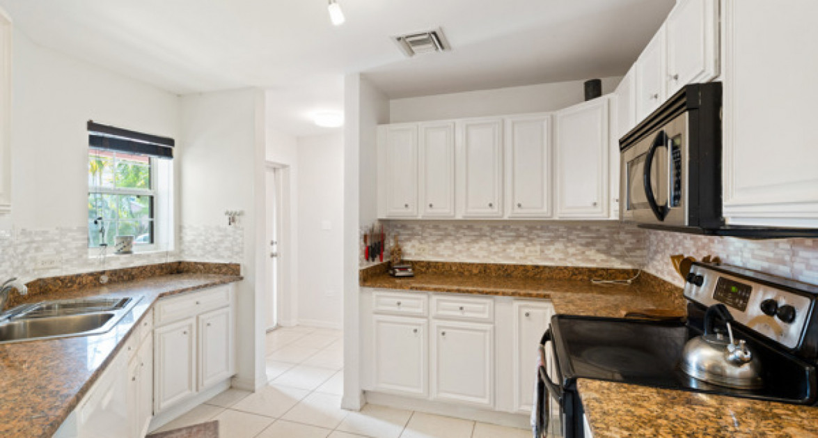 CAYMAN CROSSING UNIT #27 SOUTH SOUND - Image 9
