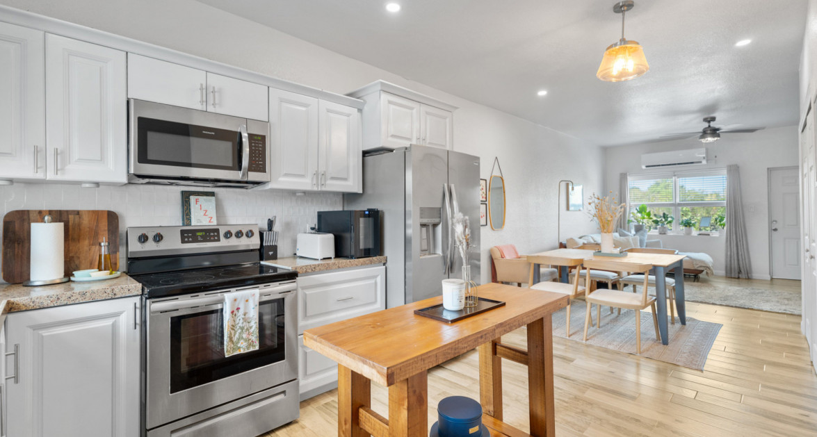 Cherry Tree Villas #4- Lovely 2 bed Near Midlands Acres