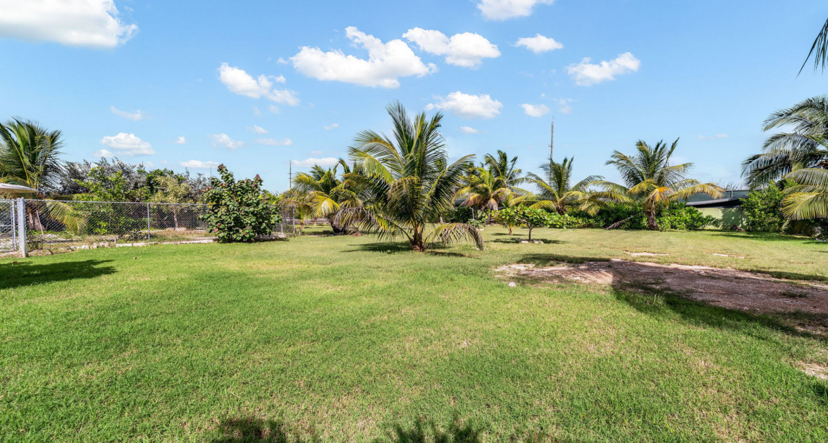 Development Opportunity Detached Home on 1 Acre in Spotts - Image 10