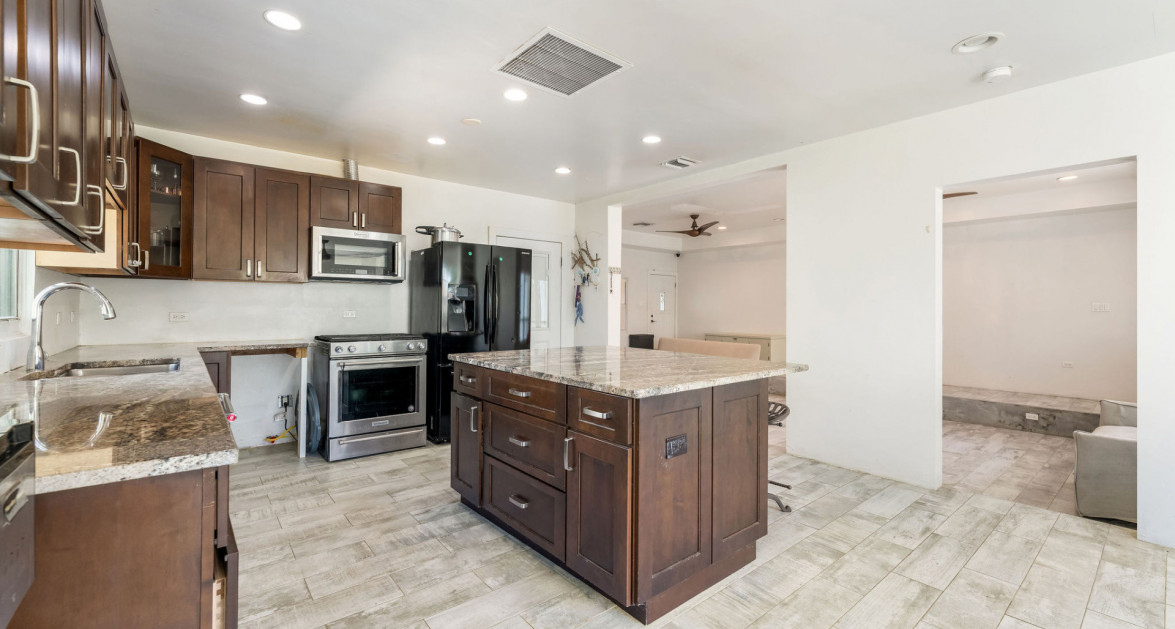 Development Opportunity Detached Home on 1 Acre in Spotts - Image 16