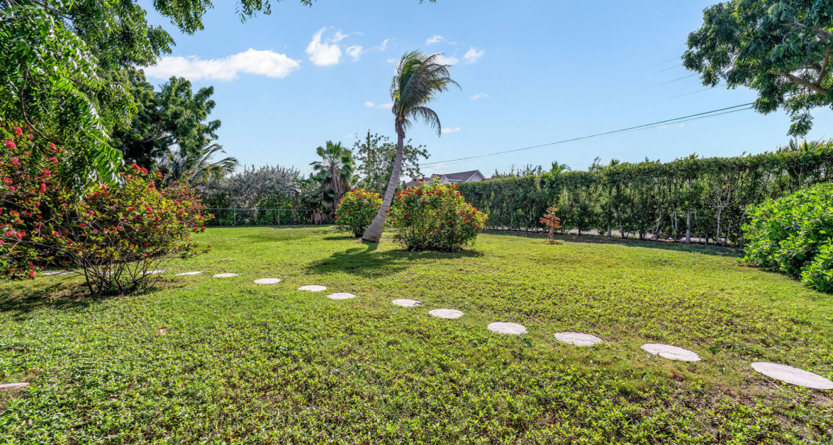 Development Opportunity Detached Home on 1 Acre in Spotts - Image 1