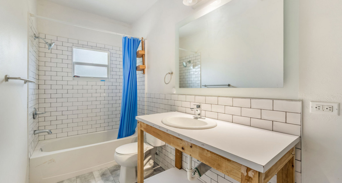 Development Opportunity Detached Home on 1 Acre in Spotts - Image 33