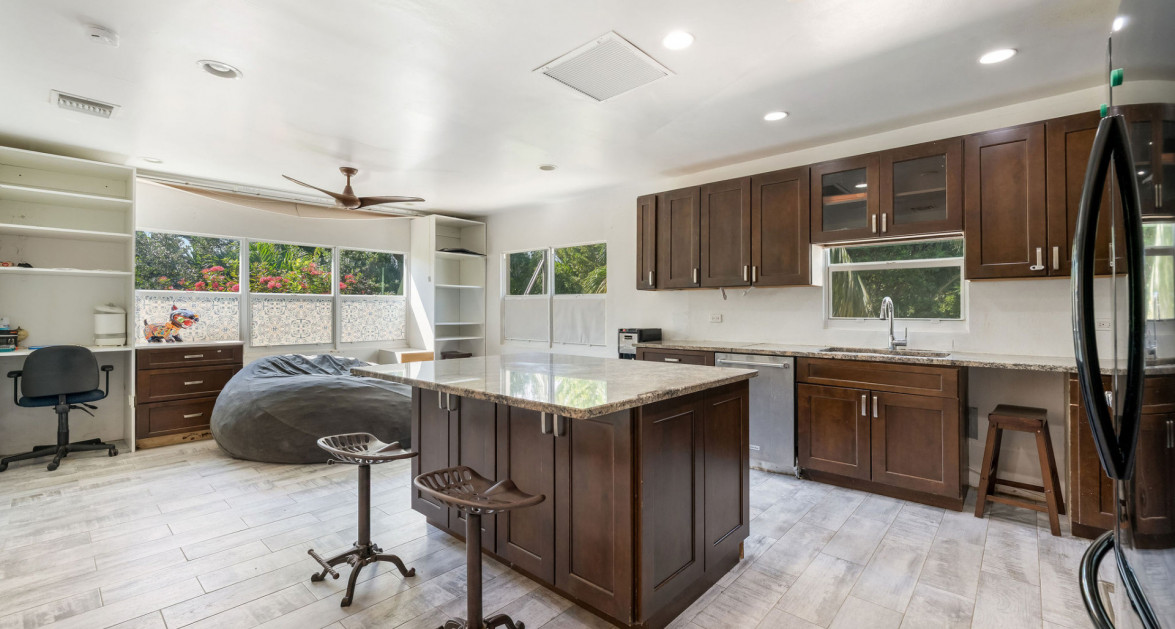 Development Opportunity Detached Home on 1 Acre in Spotts - Image 19