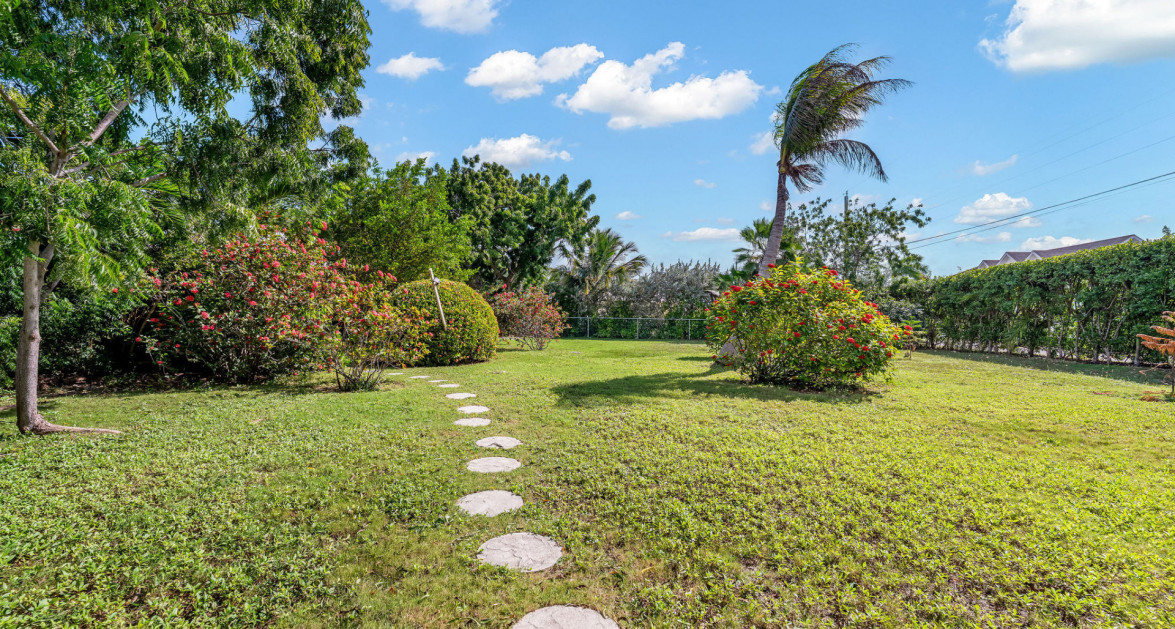 Development Opportunity Detached Home on 1 Acre in Spotts - Image 9