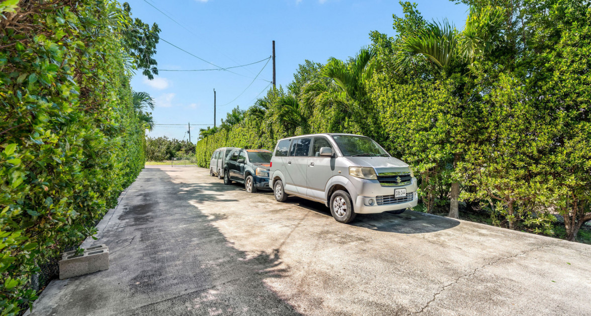 Development Opportunity Detached Home on 1 Acre in Spotts - Image 40