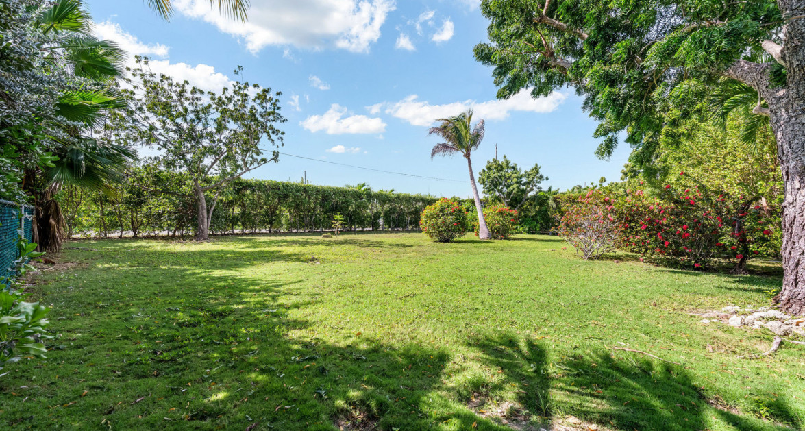 Development Opportunity Detached Home on 1 Acre in Spotts - Image 13