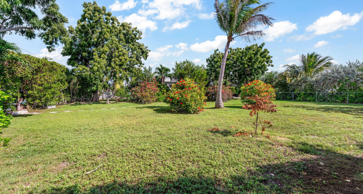 Development Opportunity Detached Home on 1 Acre in Spotts - Image 11