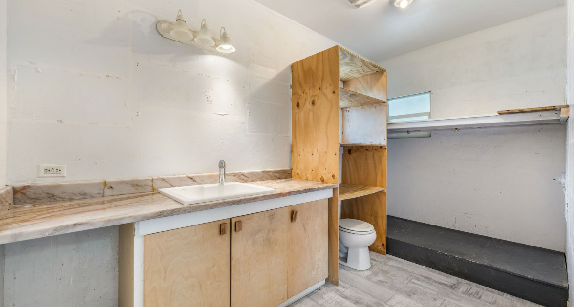 Development Opportunity Detached Home on 1 Acre in Spotts - Image 27