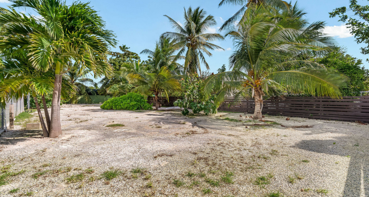 Development Opportunity Detached Home on 1 Acre in Spotts - Image 38