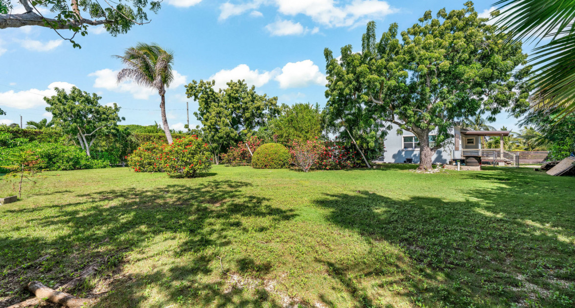 Development Opportunity Detached Home on 1 Acre in Spotts - Image 12