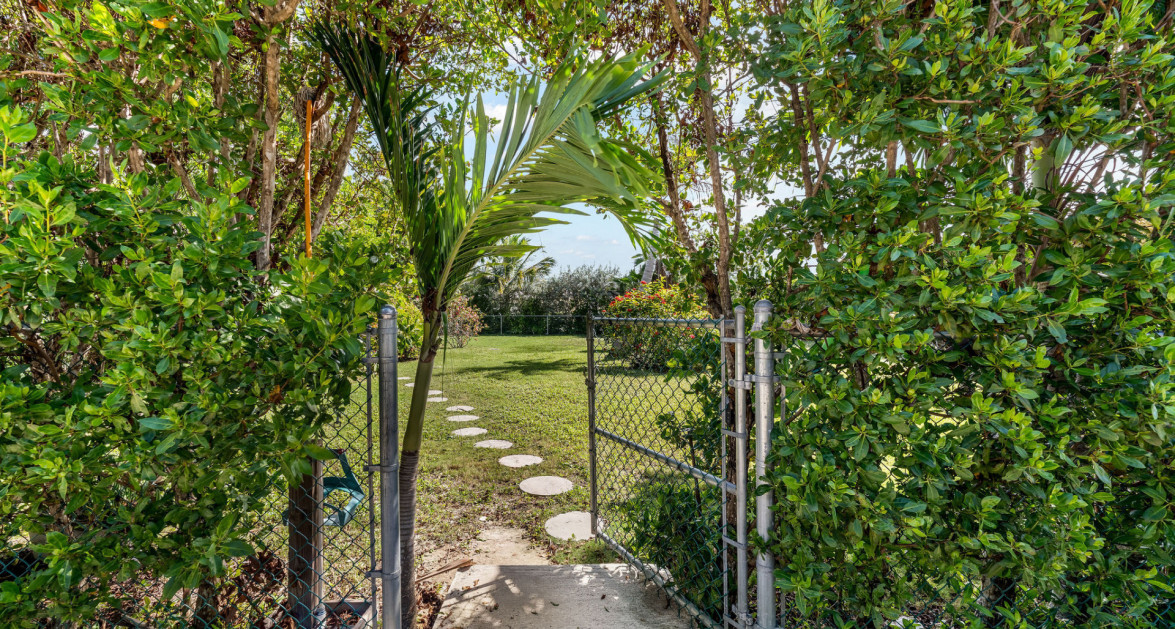 Development Opportunity Detached Home on 1 Acre in Spotts - Image 44