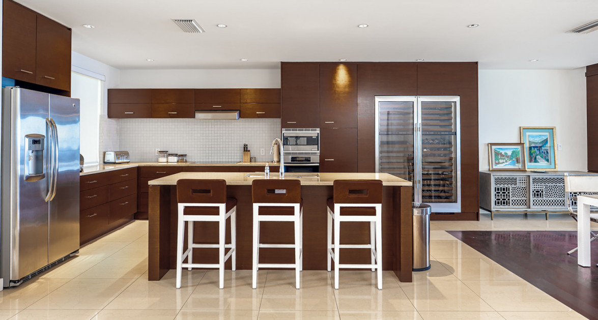 Elevated Elegance: Three-Level Oceanfront Penthouse - Image 4