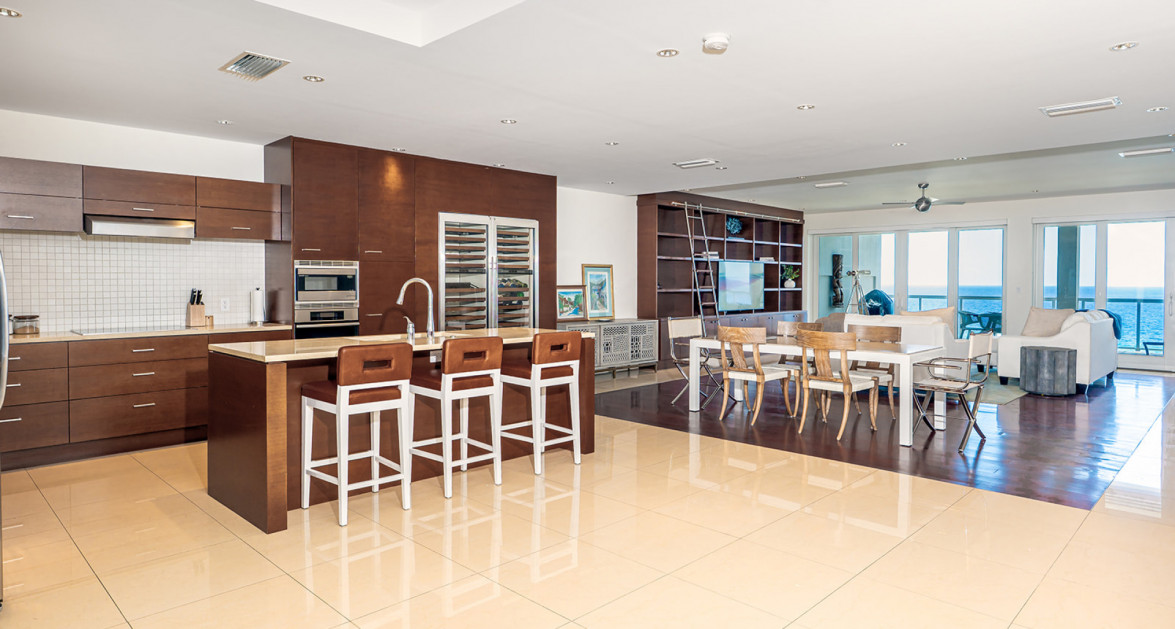 Elevated Elegance: Three-Level Oceanfront Penthouse - Image 5