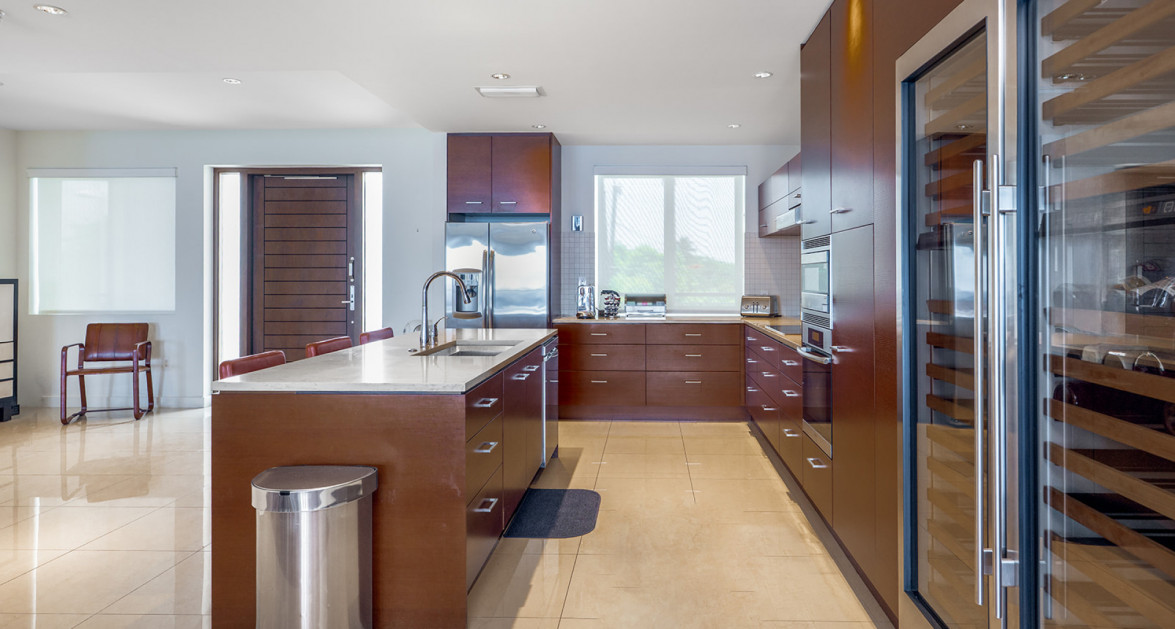 Elevated Elegance: Three-Level Oceanfront Penthouse - Image 3