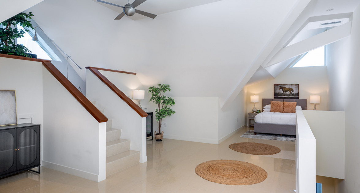 Elevated Elegance: Three-Level Oceanfront Penthouse - Image 16