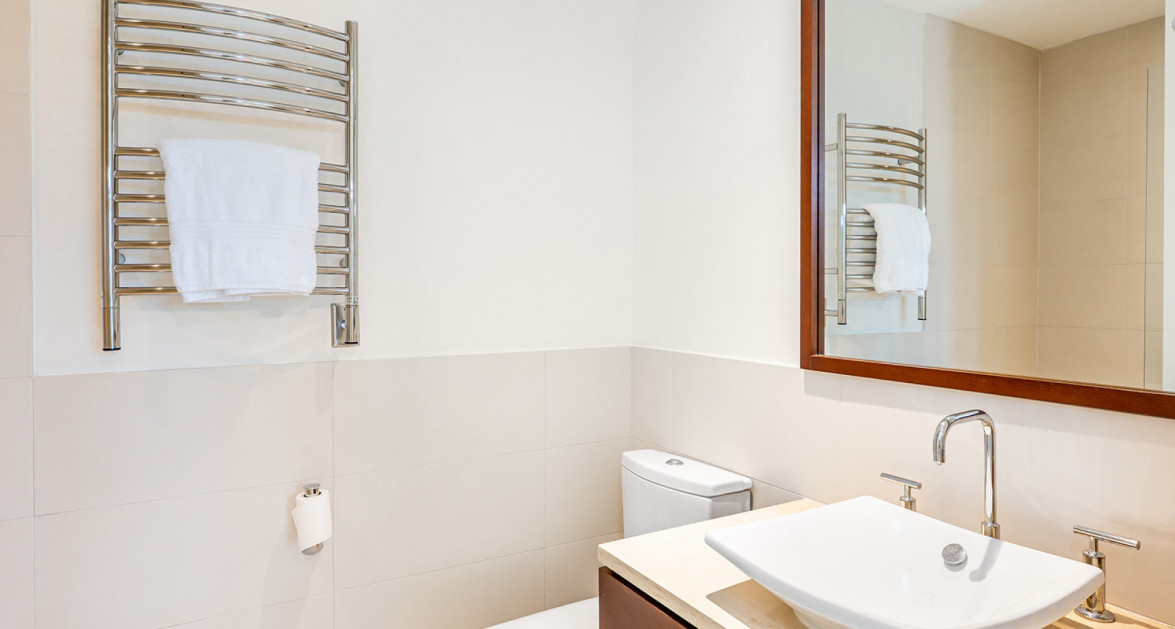 Elevated Elegance: Three-Level Oceanfront Penthouse - Image 15