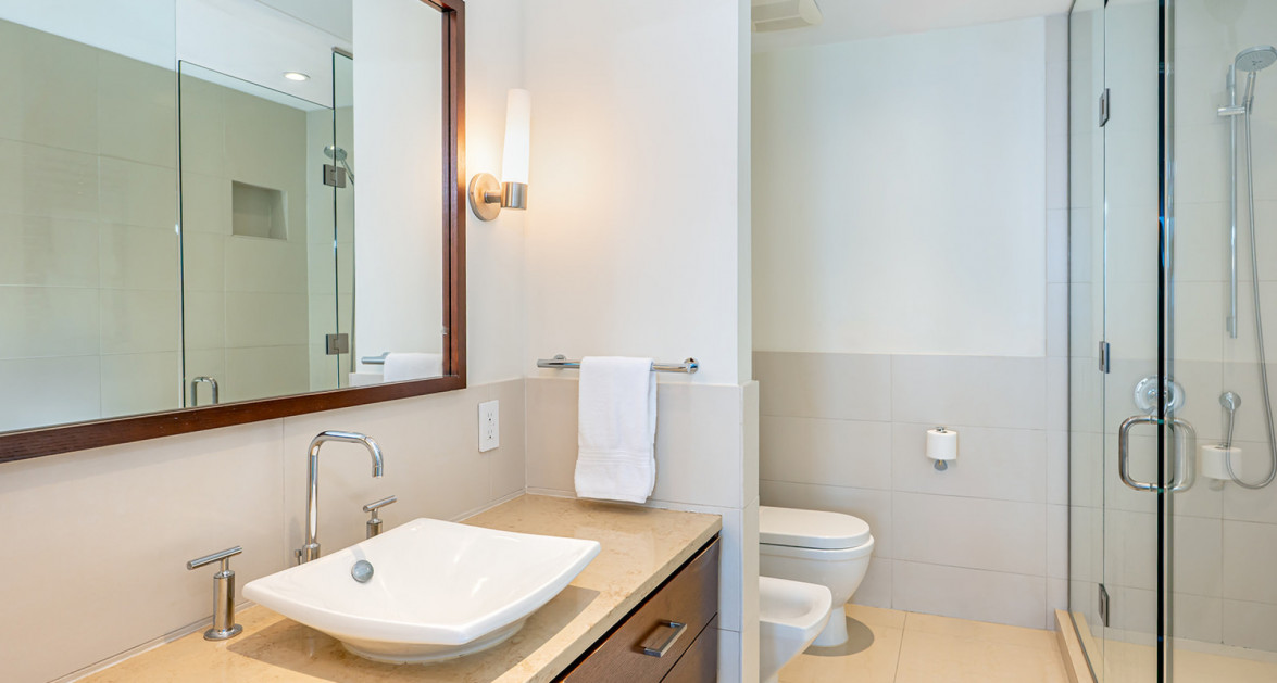 Elevated Elegance: Three-Level Oceanfront Penthouse - Image 12