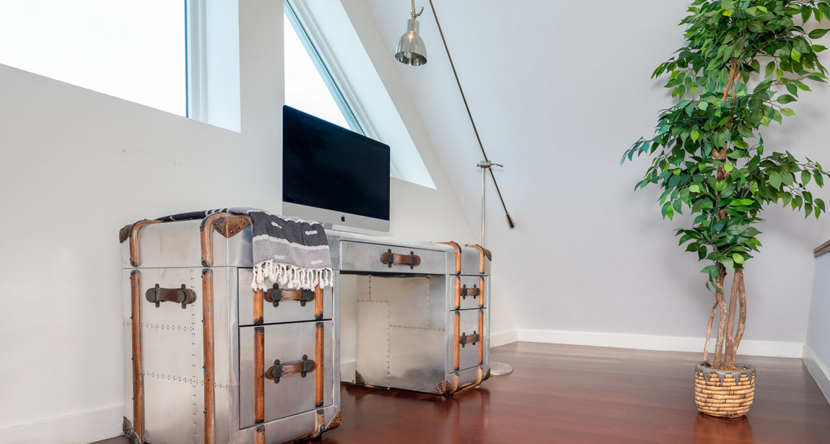 Elevated Elegance: Three-Level Oceanfront Penthouse - Image 18