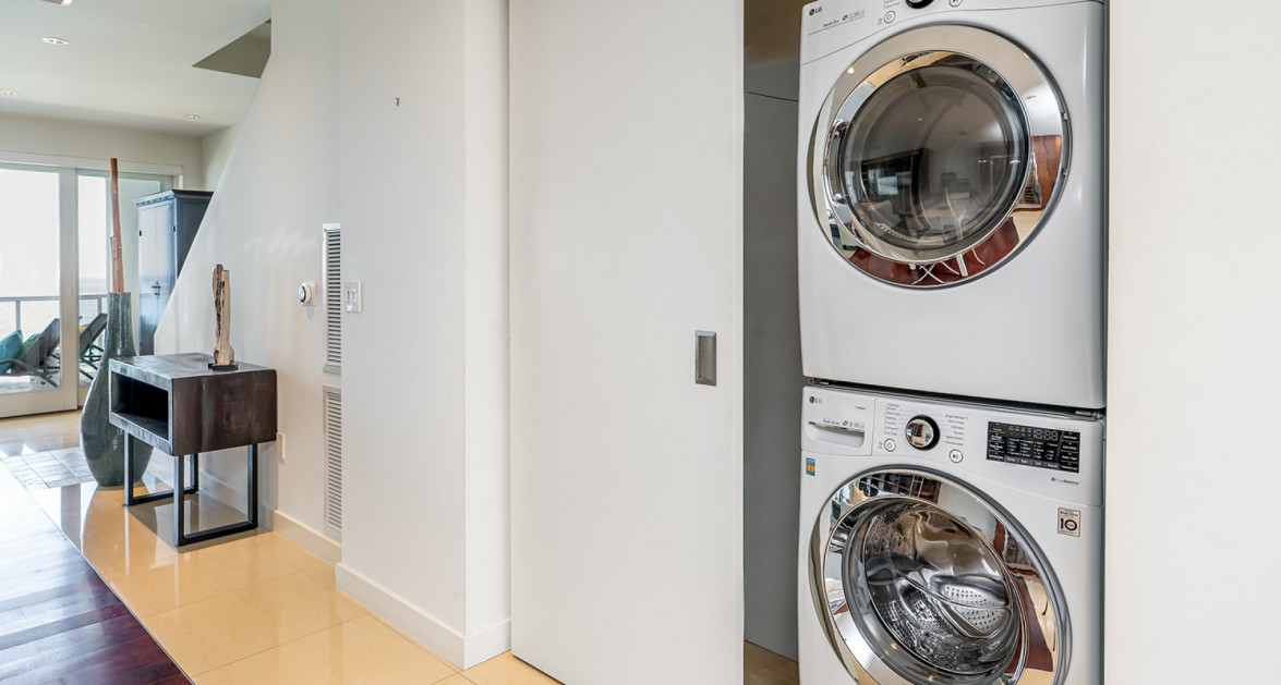 Elevated Elegance: Three-Level Oceanfront Penthouse - Image 7