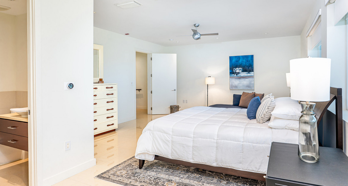 Elevated Elegance: Three-Level Oceanfront Penthouse - Image 14