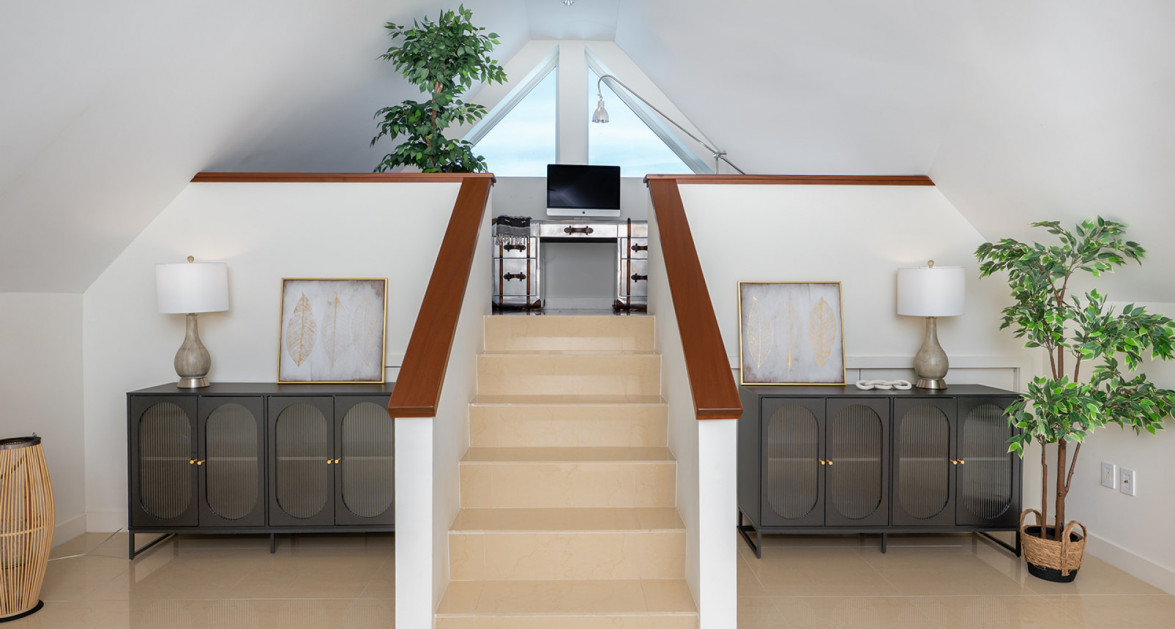 Elevated Elegance: Three-Level Oceanfront Penthouse - Image 17