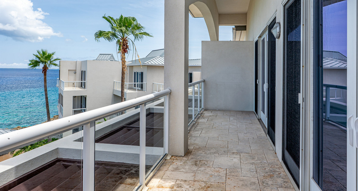 Elevated Elegance: Three-Level Oceanfront Penthouse - Image 21