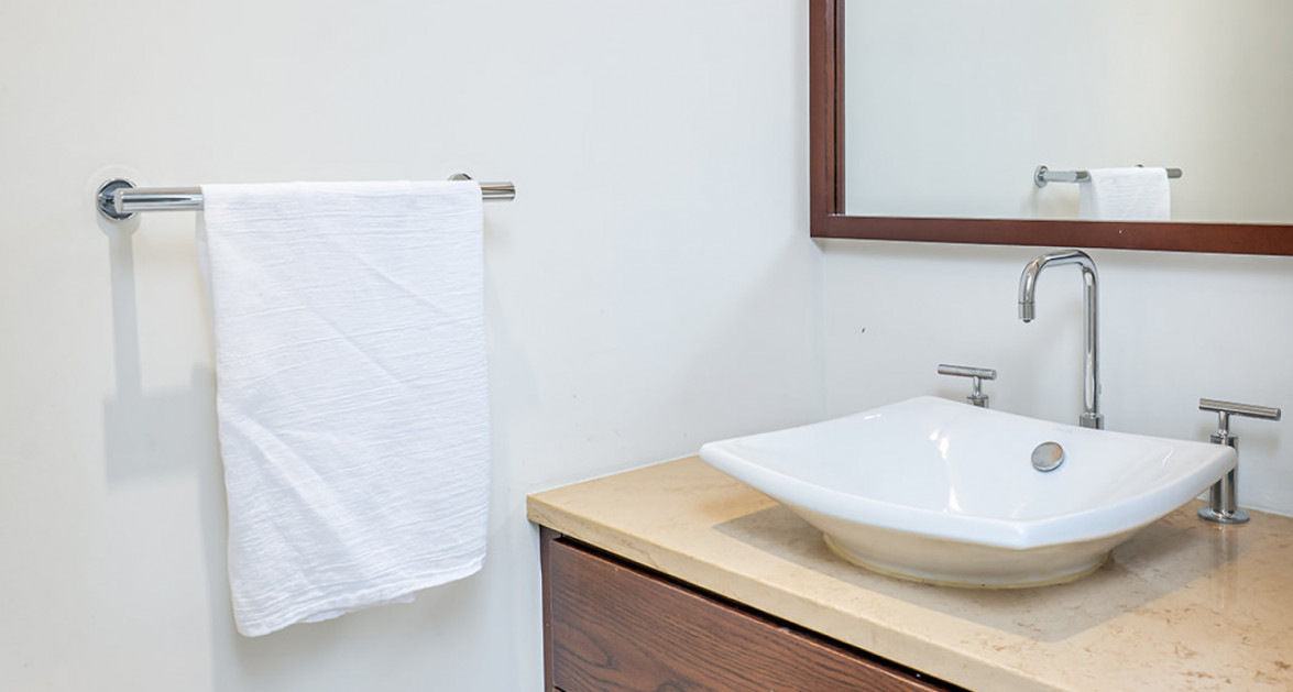 Elevated Elegance: Three-Level Oceanfront Penthouse - Image 8