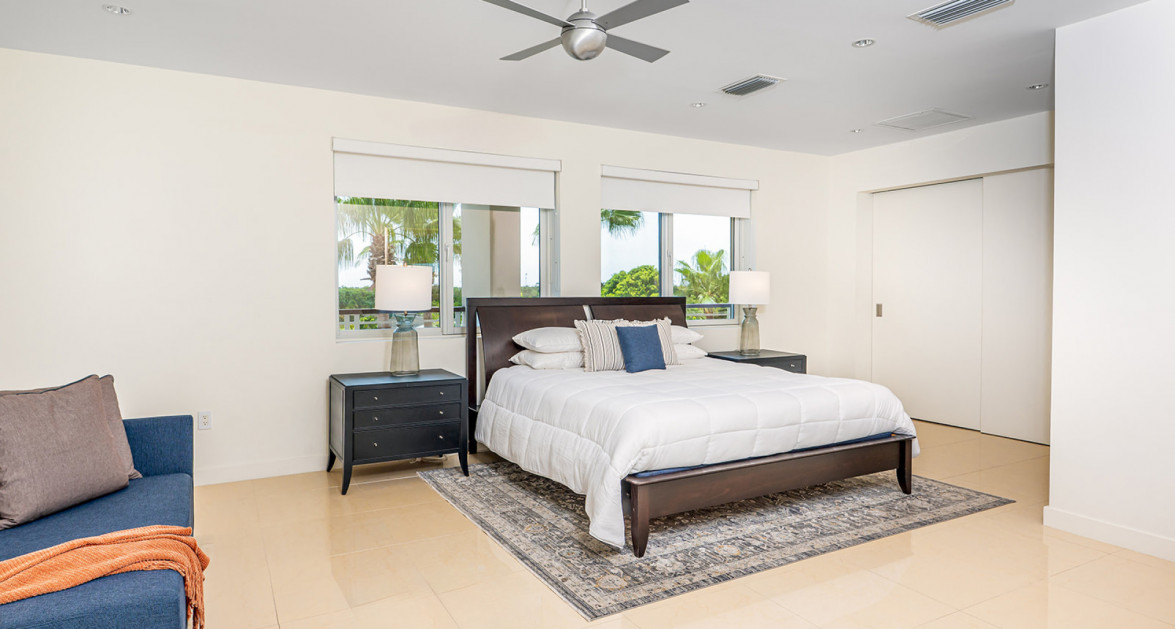 Elevated Elegance: Three-Level Oceanfront Penthouse - Image 13