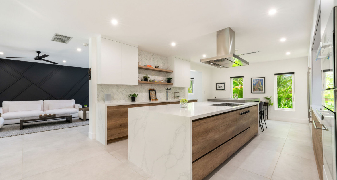 Luxury Residence in Tranquil Yacht Club Location - Image 2