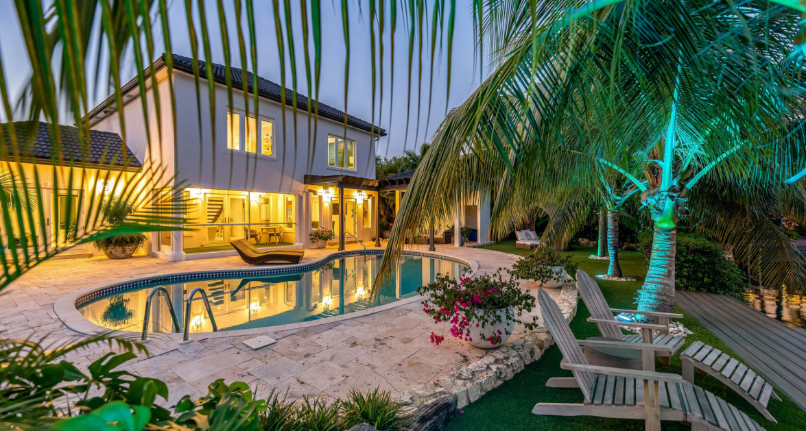 Luxury Residence in Tranquil Yacht Club Location - Image 18