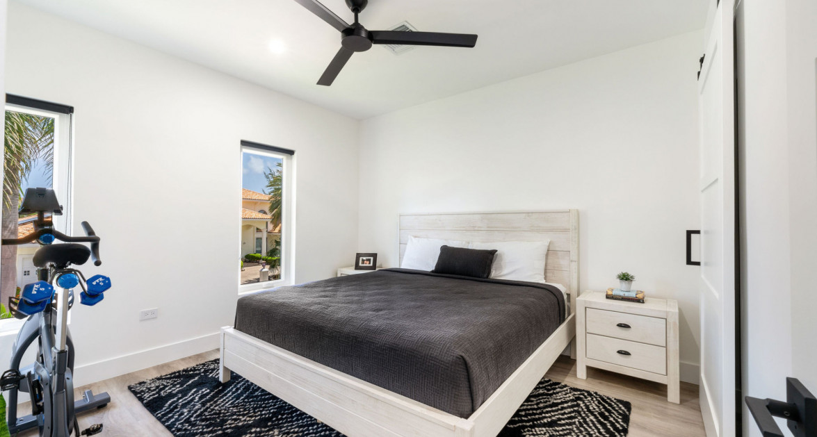 Luxury Residence in Tranquil Yacht Club Location - Image 16