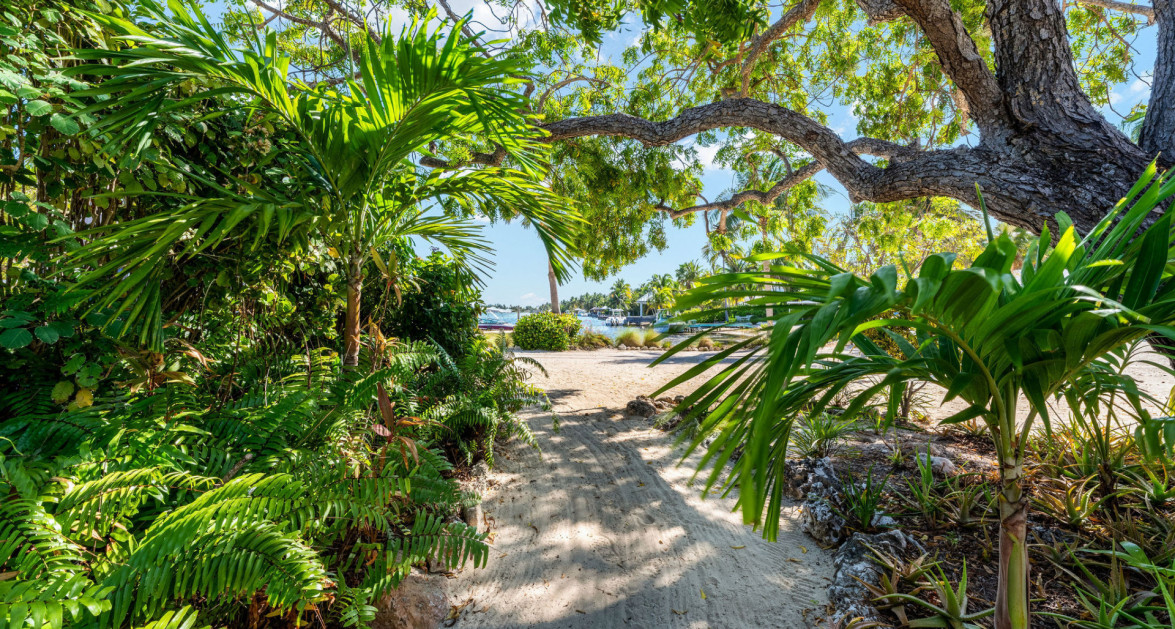 Fully Renovated Island House #9 Rum Point - Image 30