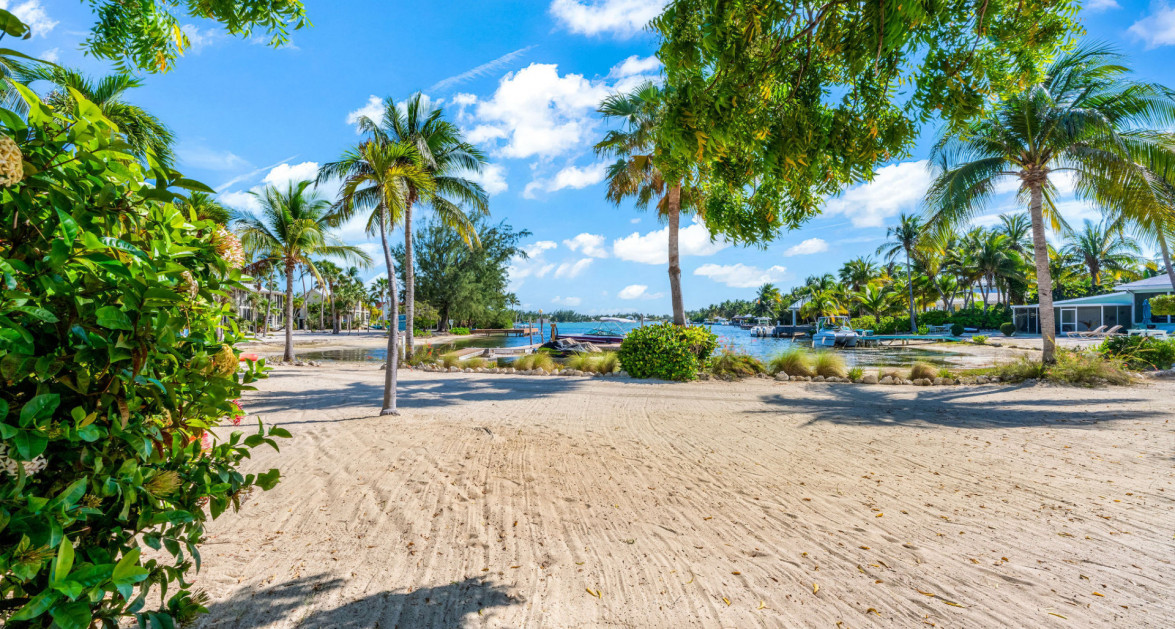 Fully Renovated Island House #9 Rum Point - Image 32