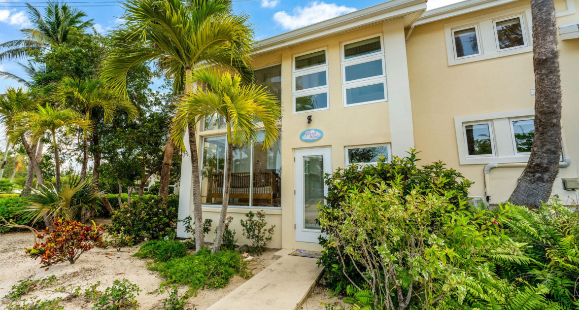 Fully Renovated Island House #9 Rum Point - Image 40