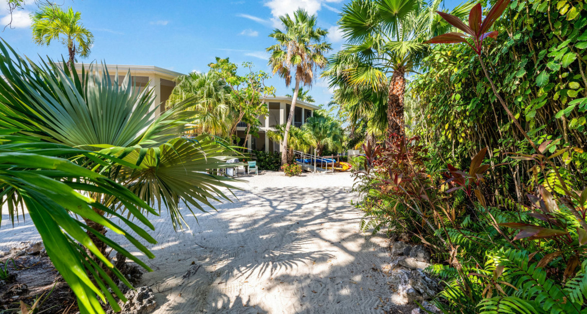 Fully Renovated Island House #9 Rum Point - Image 31