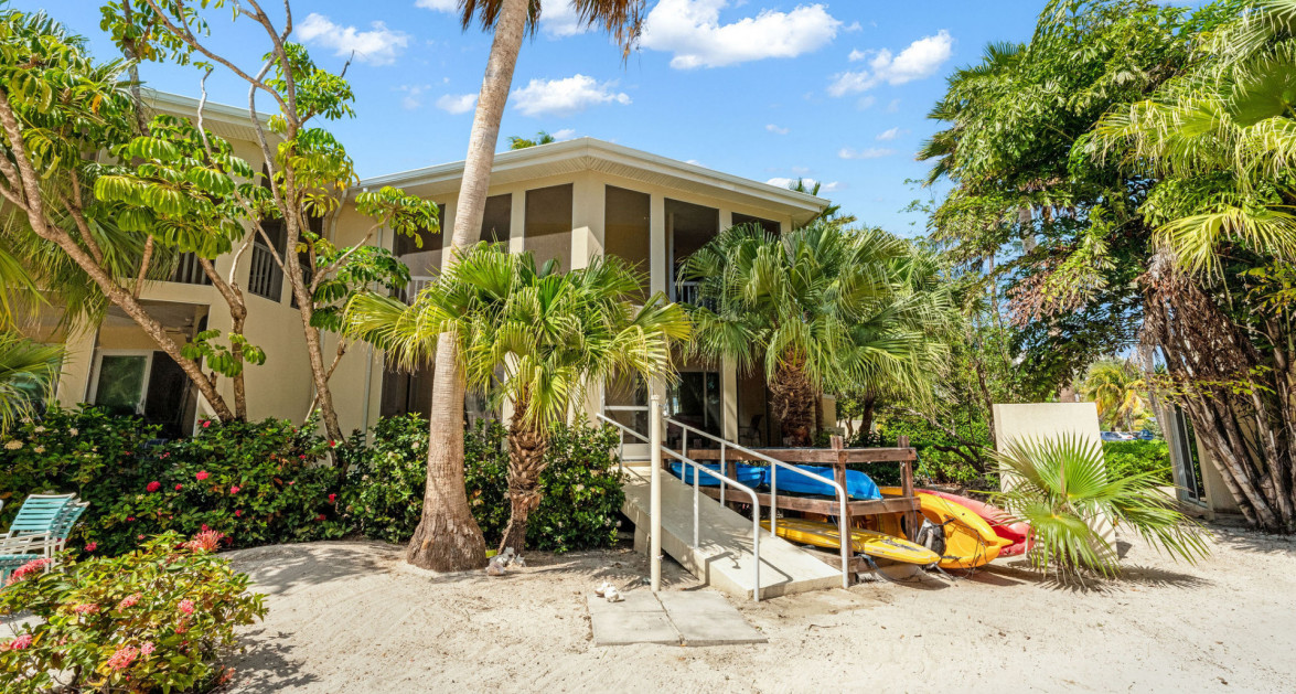 Fully Renovated Island House #9 Rum Point - Image 37