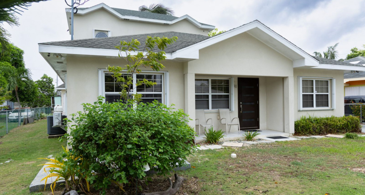 Gated 5 Bed 3 Bath Savannah Home with Modern Upgrades - Image 1