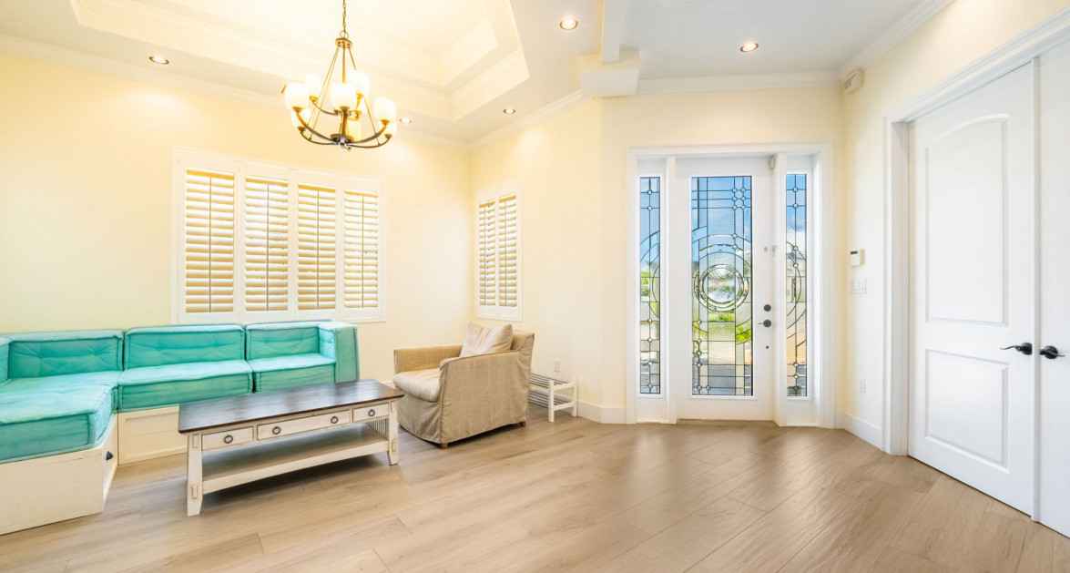 Gated Bimini Drive, Grand Harbour, Single Level 4 Bed Canal Front Home REDUCED! - Image 10