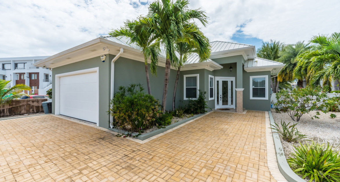 Gated Bimini Drive, Grand Harbour, Single Level 4 Bed Canal Front Home REDUCED! - Image 1